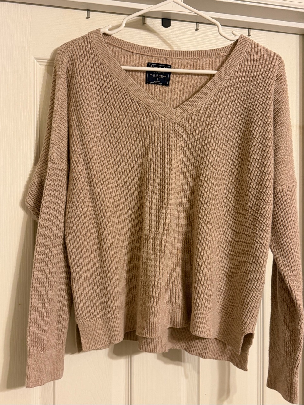 Abercrombie & Fitch Ribbed V-Neck Sweater. Size:S. ❤️
